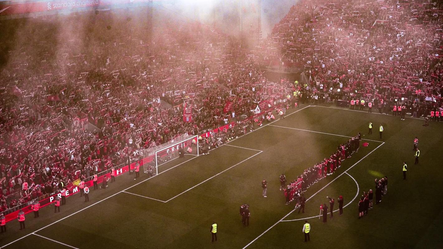 掘金主场有几位小球迷举牌支持威少：拉塞尔拿MVP