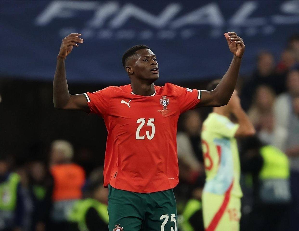 女足英联杯中发生暴力冲突，一名球员抓住对手脖子将其摔倒