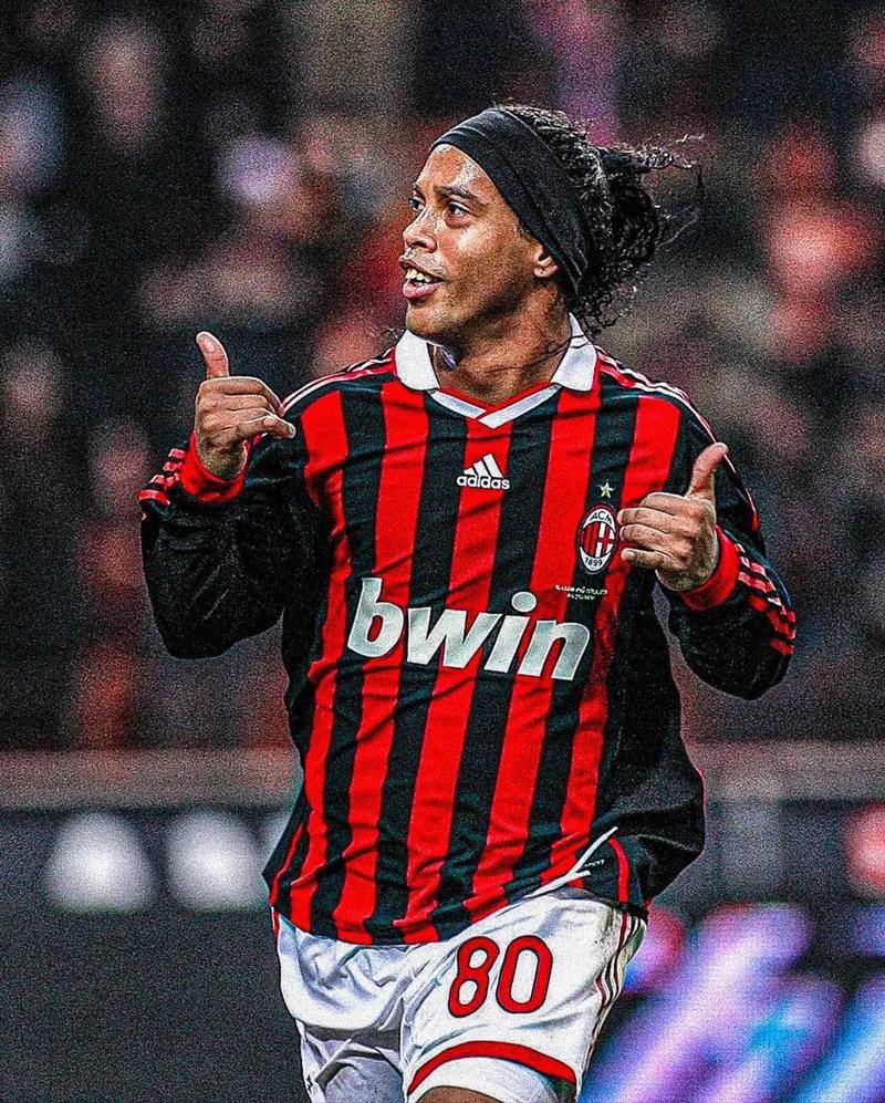 拉齐奥主场对阵博洛尼亚，预计小比分0-1或1-1，拉齐奥防守出色；曼城客场3-0胜桑德兰，英超形势激烈。